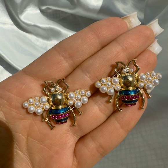 Quenn bee
Gold and Purple Bee Earrings - Picture 7 of 8